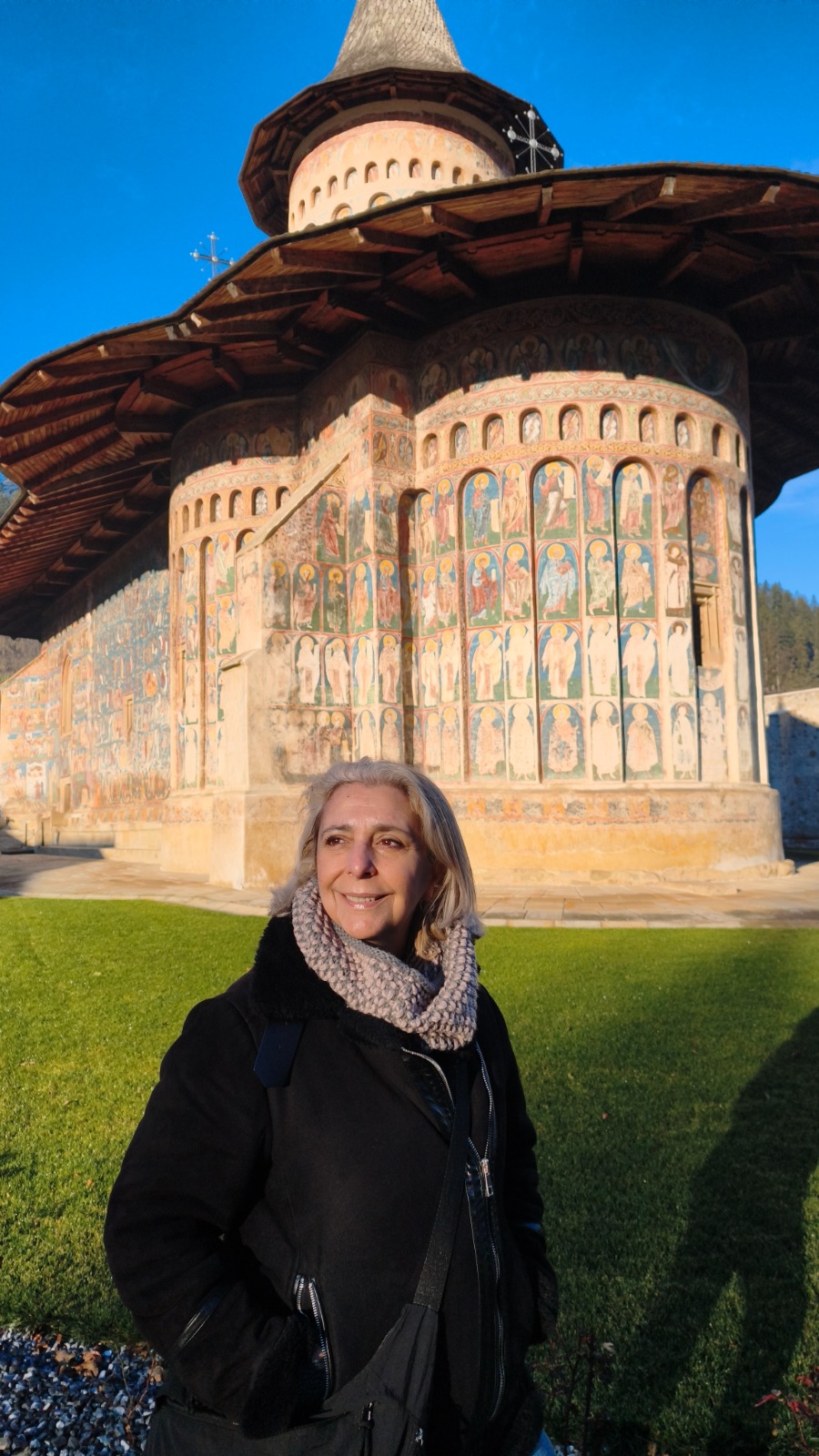 Retrato de Rosa junto a un monasterio pintado